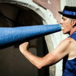 Hilfsmitteln und Fachwissen eigen zur dramatische Kreation im und für den öffentlichen Raum